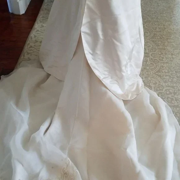 Oleg Cassini Wedding dress size 4 - Picture 6 of 14